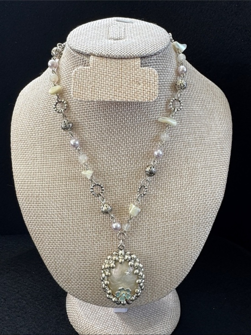 VTG Avon Vintage Mother of Pearl Silver Tone Necklace with Pink Pearls